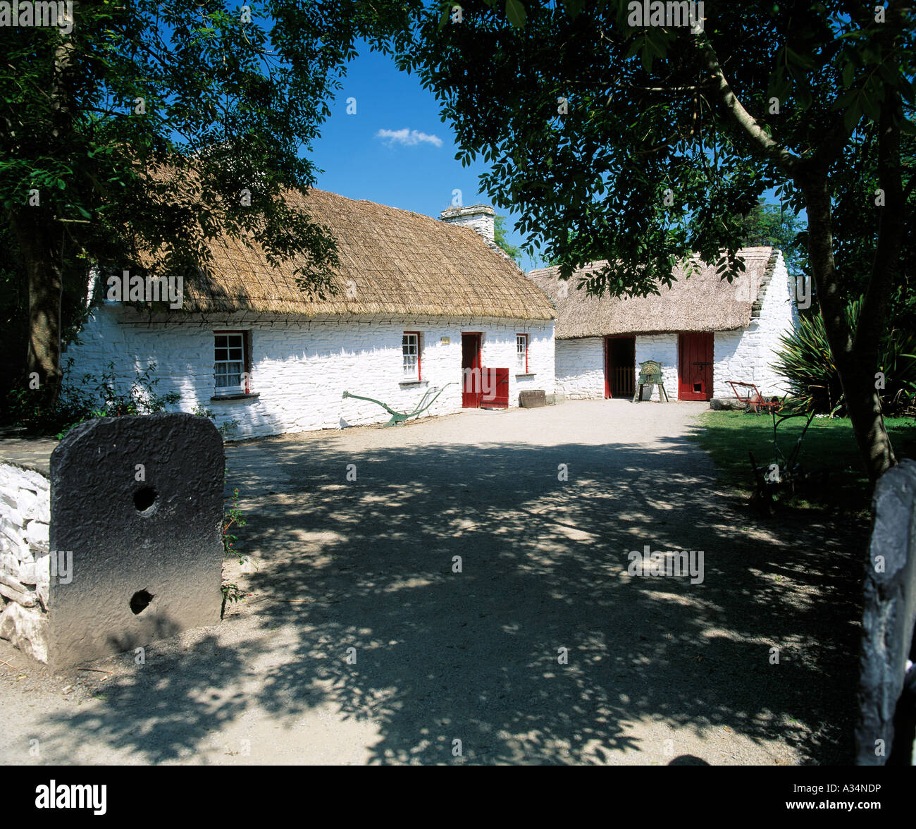 Bunratty Folk park co Clare Irland, alten reetgedeckten Haus in ländlicher Umgebung Stockfoto