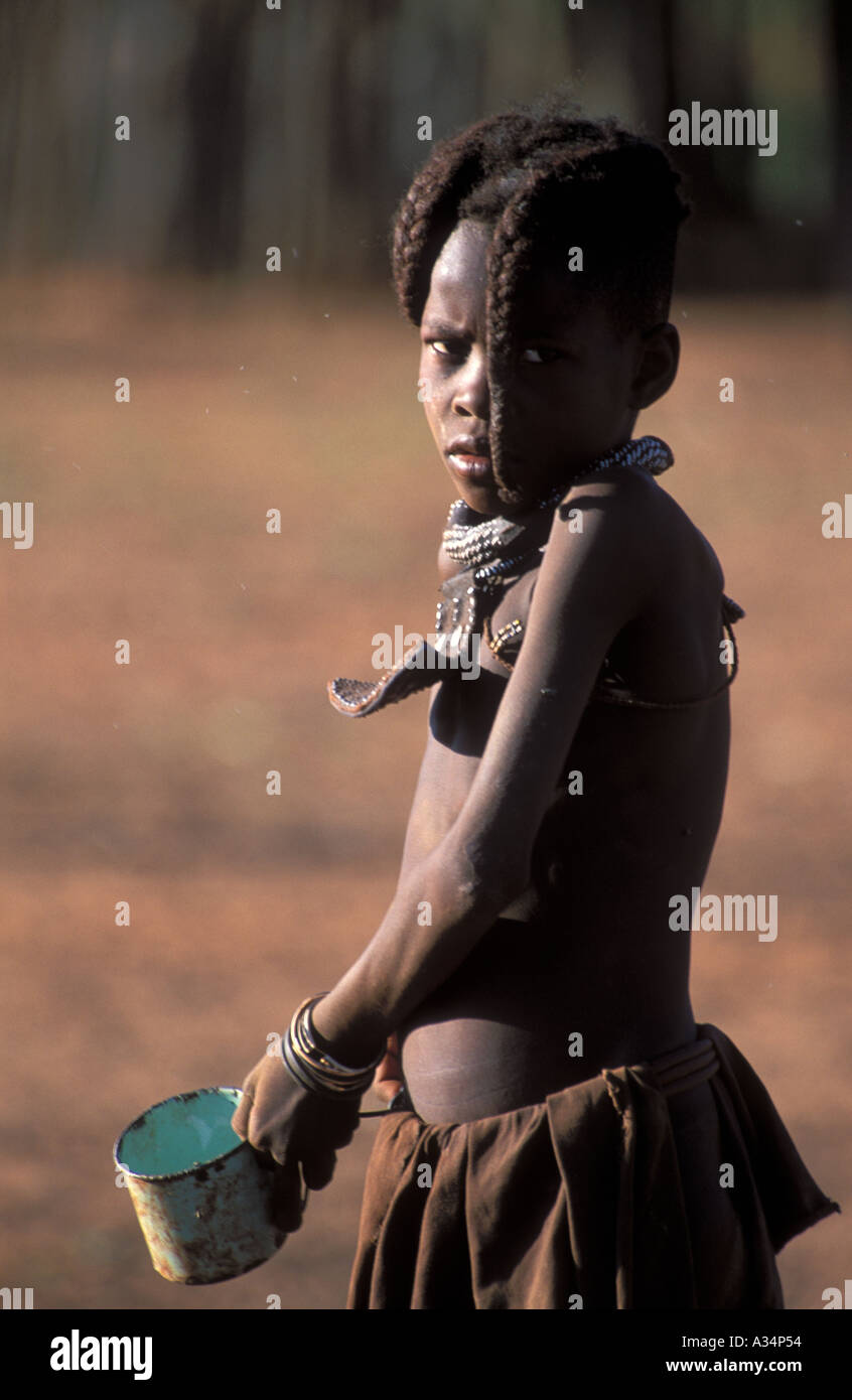 Himba Junge schüchtern in gutbürgerlich Frisur und Kleidung für unverheiratete Männer Kaokoveld Namibia suchen Stockfoto
