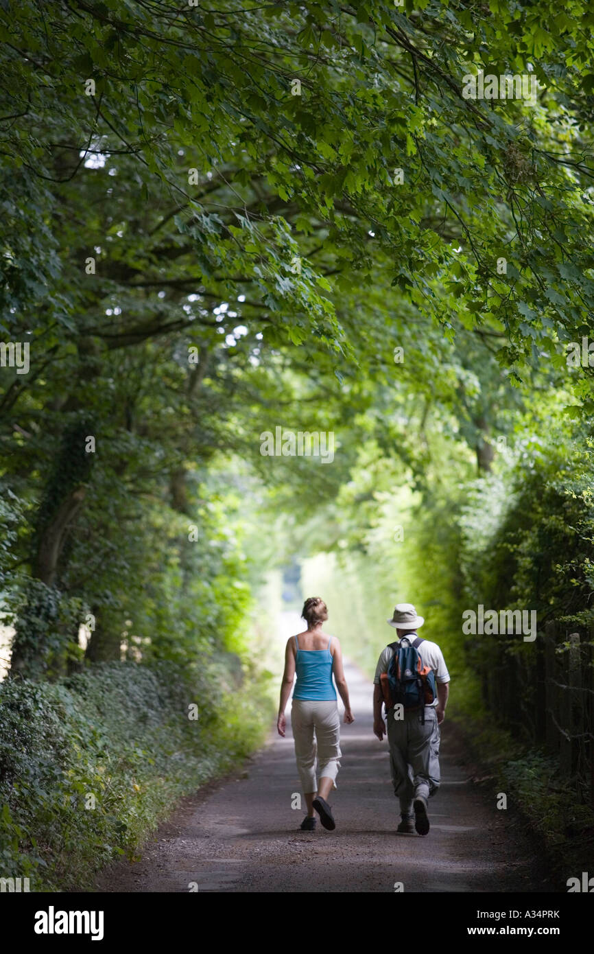 Wanderer auf den Cotswold Weise National Trail Betweeb Leckhampton Hill und Crickley Hill Stockfoto