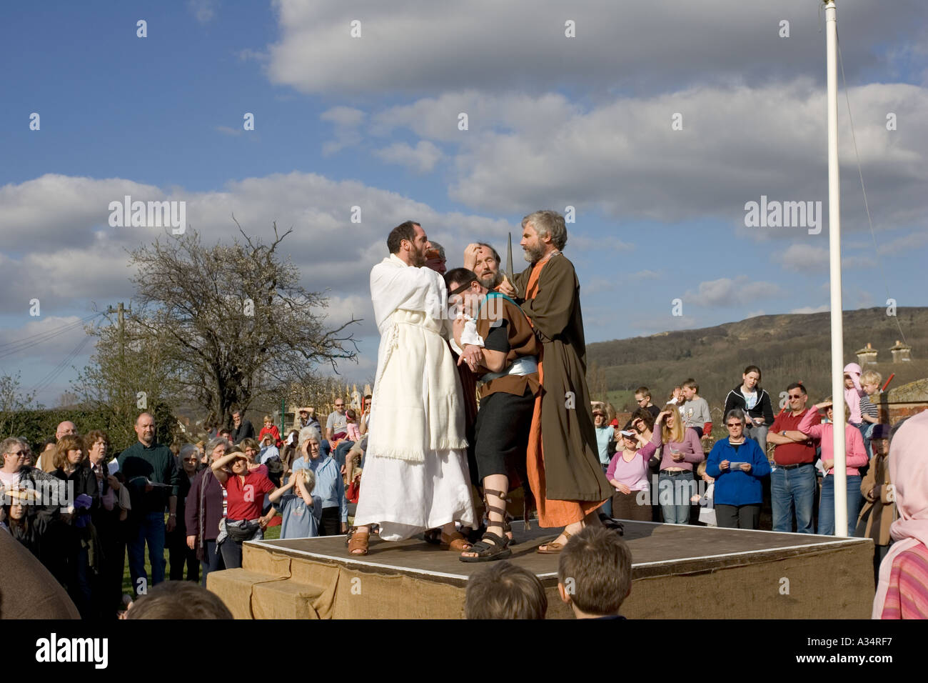 Jesus durch die Tempelwächter in Jerusalem Prestbury Ostern Passion Play 2005 St Mary Nikolaus Kirchen Cheltenham UK verhaftet Stockfoto