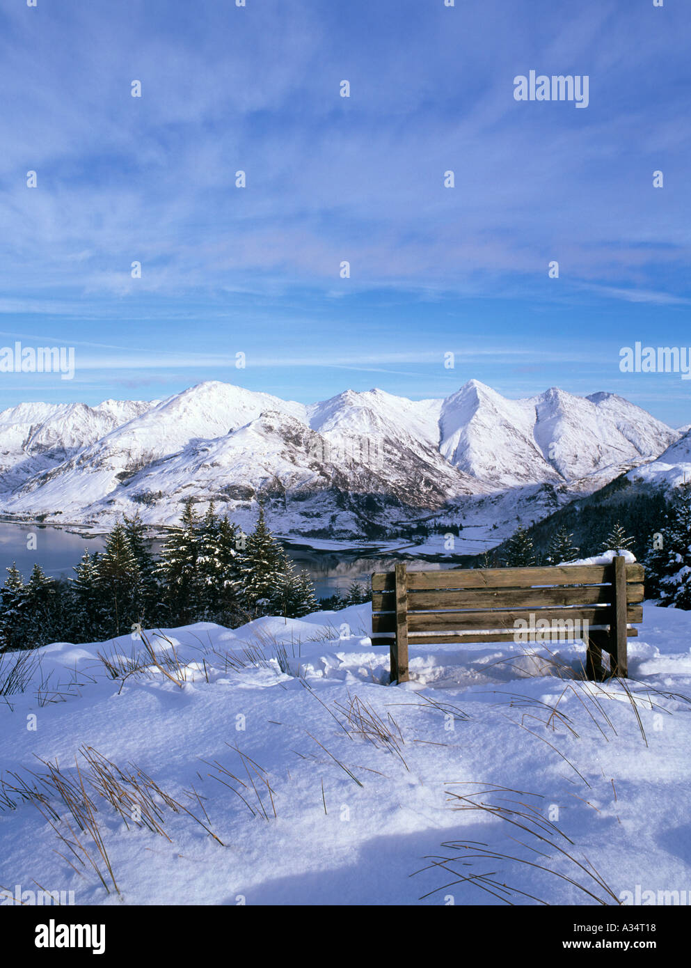 Leeren Bank an bealach Ratagan Aussichtspunkt mit herrlichem Blick auf die Hohen "Fünf Schwestern von Kintail" mit Schnee im Winter. Ratagan Pass Highland Schottland Großbritannien Stockfoto