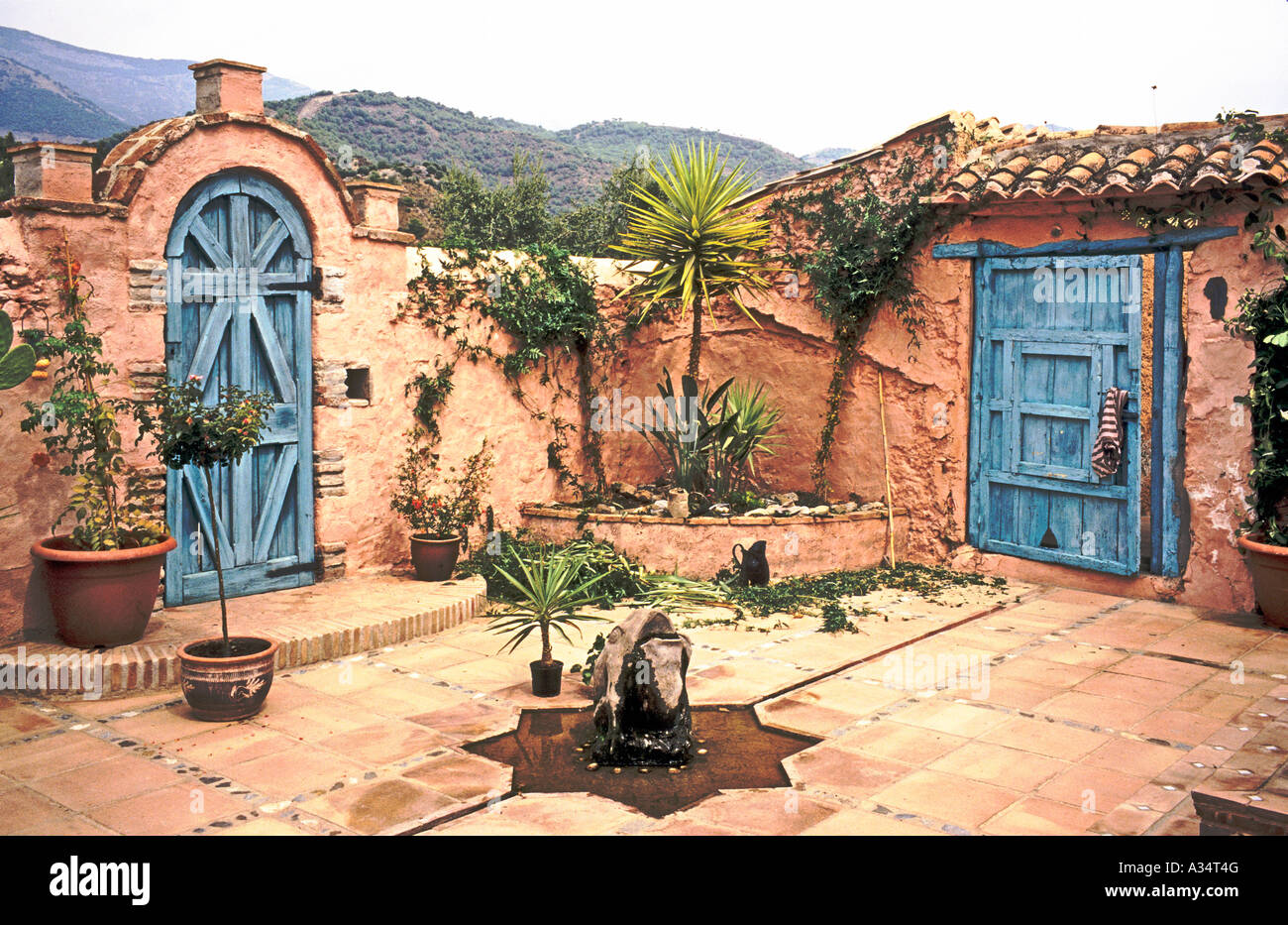 Ecke eines spanischen Innenhof oder den Garten im Innenhof ...