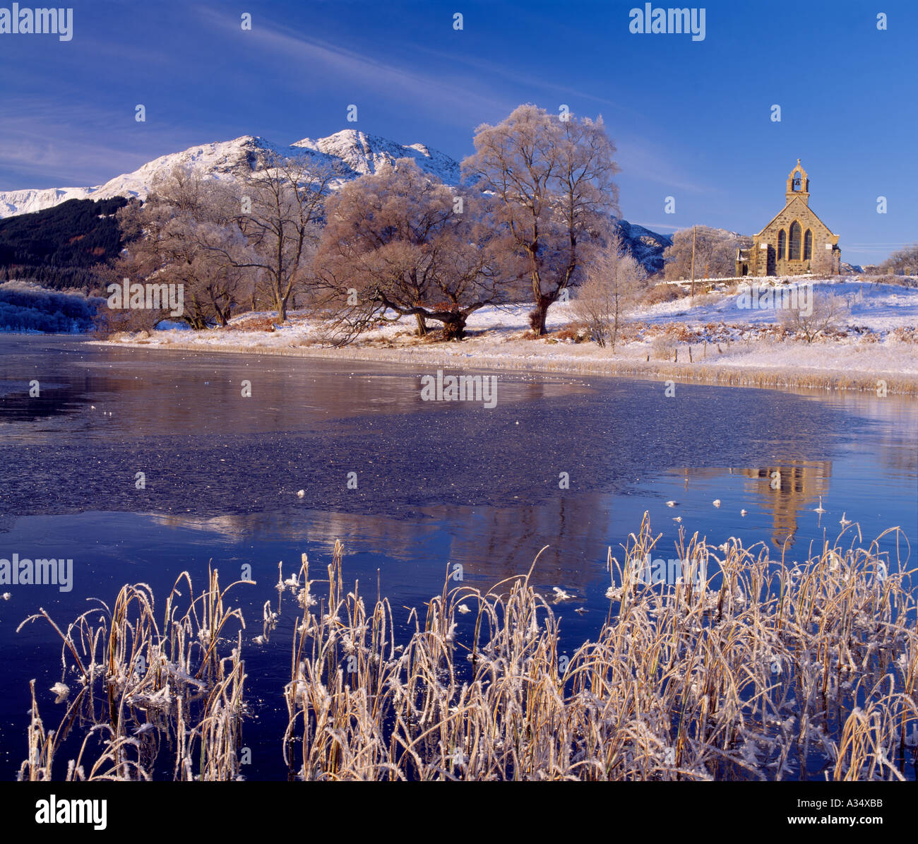 Stirling, Schottland Trossachs, in der Nähe von Brig o Turk, Loch Achray, Ben Venue und die Trossachs Kirk Stockfoto