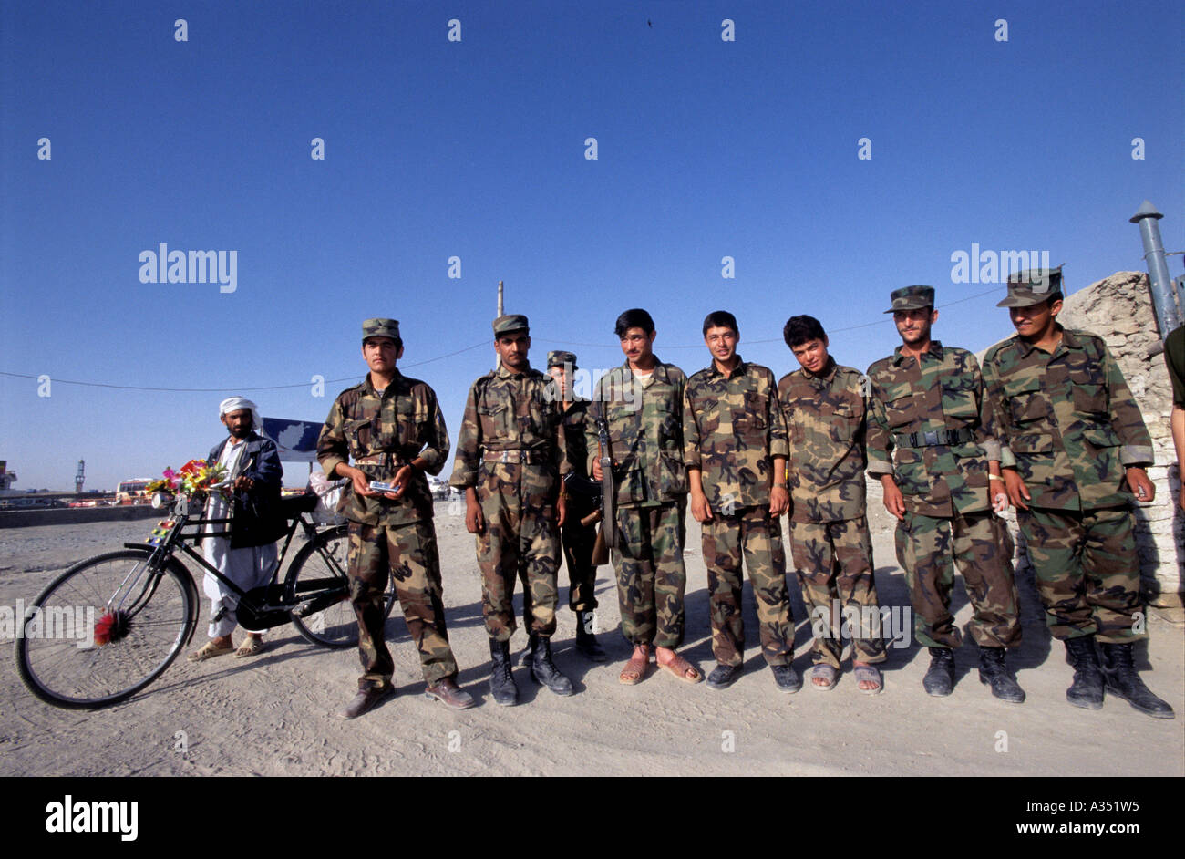 Kabul 25. Juli 2005 afghanische Soldaten posieren für ein Gruppenfoto Stockfoto