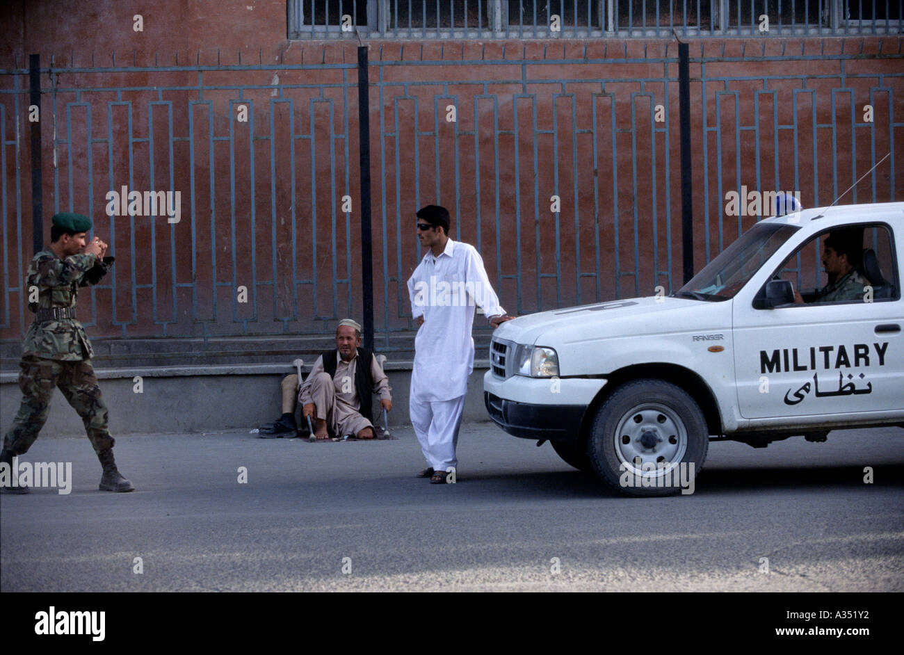 Kabul 26. Juli 2005 afghanische Soldaten eine Aufnahme seines Freundes neben dem militärischen Auto ein weißer Salwar Hemd tragen die Stockfoto