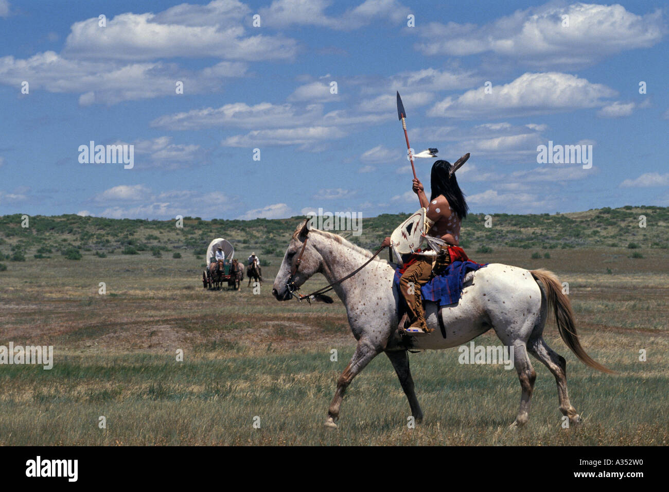 Indischen Krieger Uhren Siedler Wagen überqueren Westgrenze der amerikanischen Prärie in Montana Stockfoto
