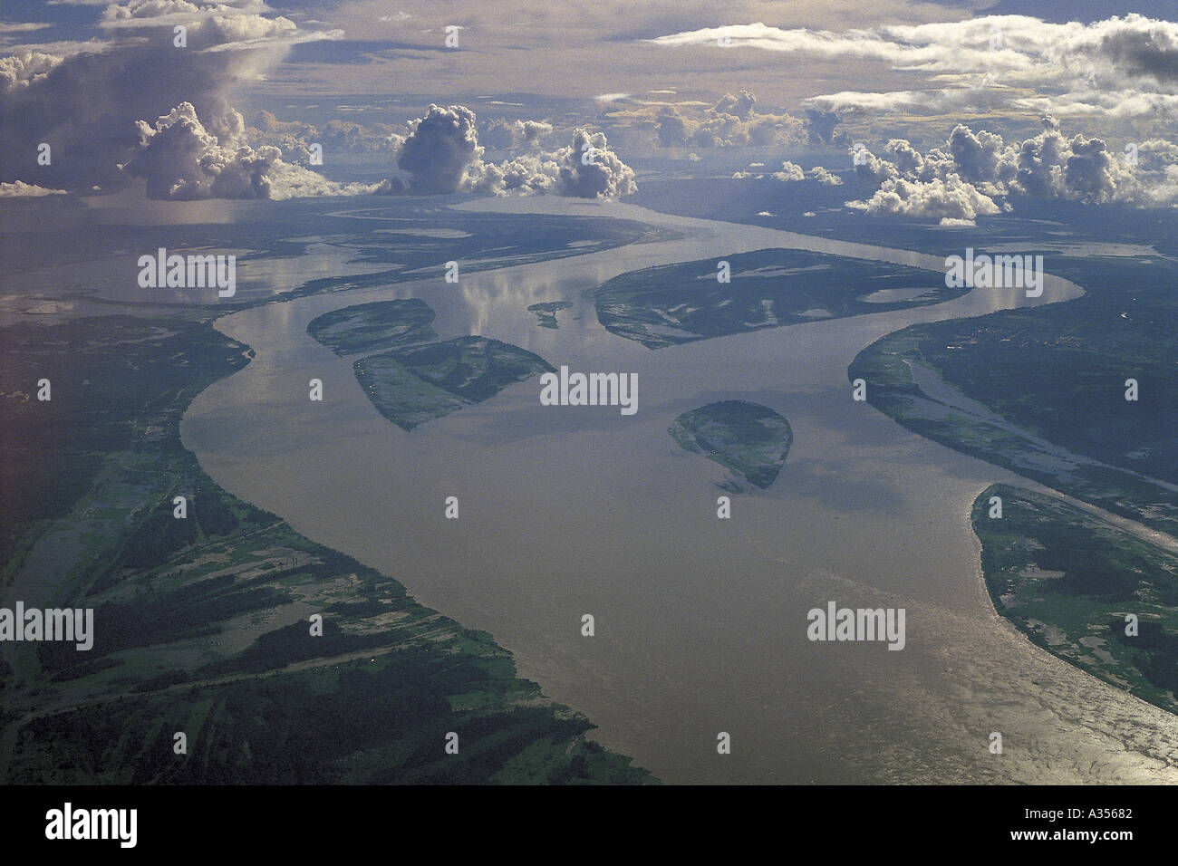 Amazonien Brasilien Luftbild des großen Amazonas-Flusses in der nassen Jahreszeit genommen aus großer Höhe Stockfoto