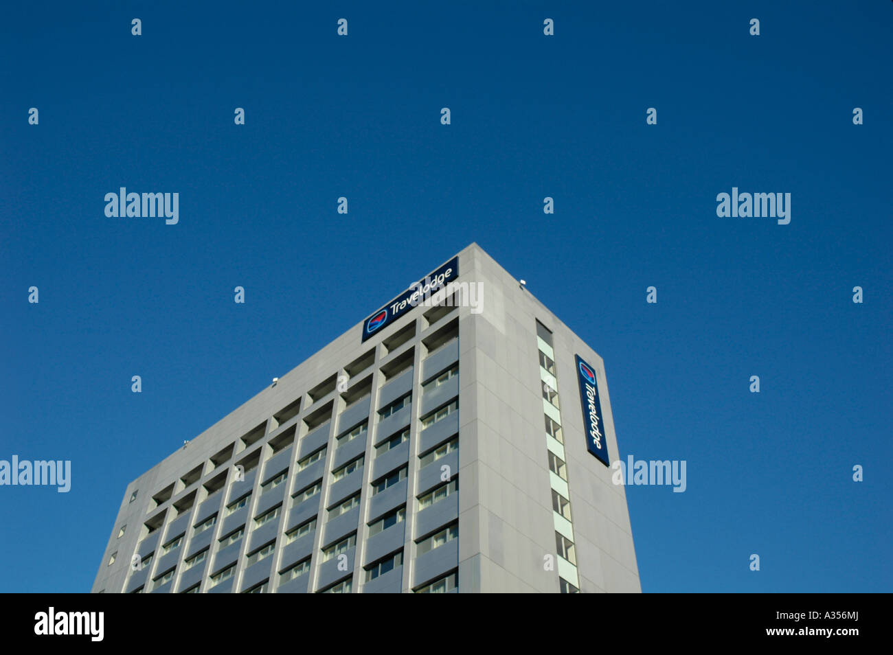 Holborn Travelodge Hotel und blauer Himmel Stockfoto
