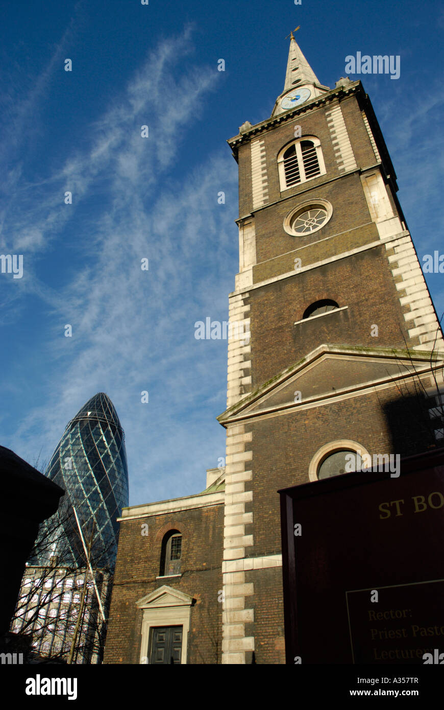 St Botolph Kirche Aldgate mit dem Gherkin Swiss Re Gebäude in der Ferne der Londoner City Stockfoto