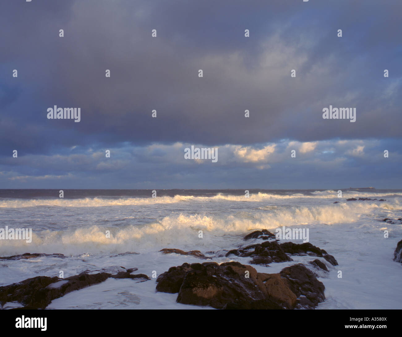 Farne Islands über eine stürmische See, Northumberland, England, UK gesehen. Stockfoto