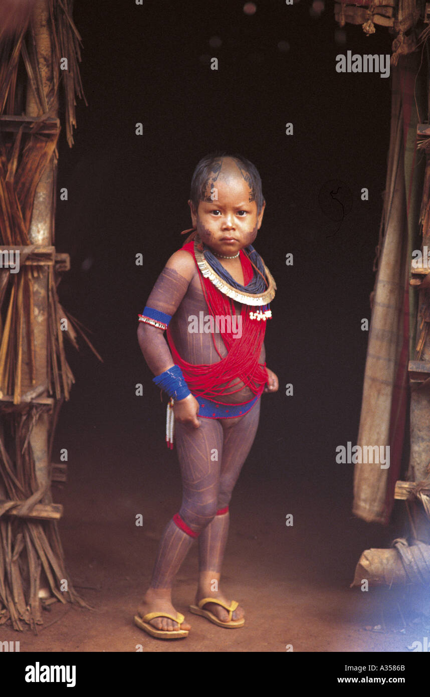 Ein Ukre Dorf Brasilien Kayapo Mädchen Mit Perlen Und Schwarze Körperfarbe Xingu Indigenen 
