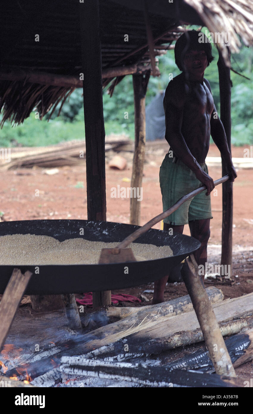 Ein Ukre Dorf Brasilien Kayapo Mann Kochen Maniok Manihot Esculenta Mandioca oder Maniok in einer großen Pfanne Xingu park Stockfoto