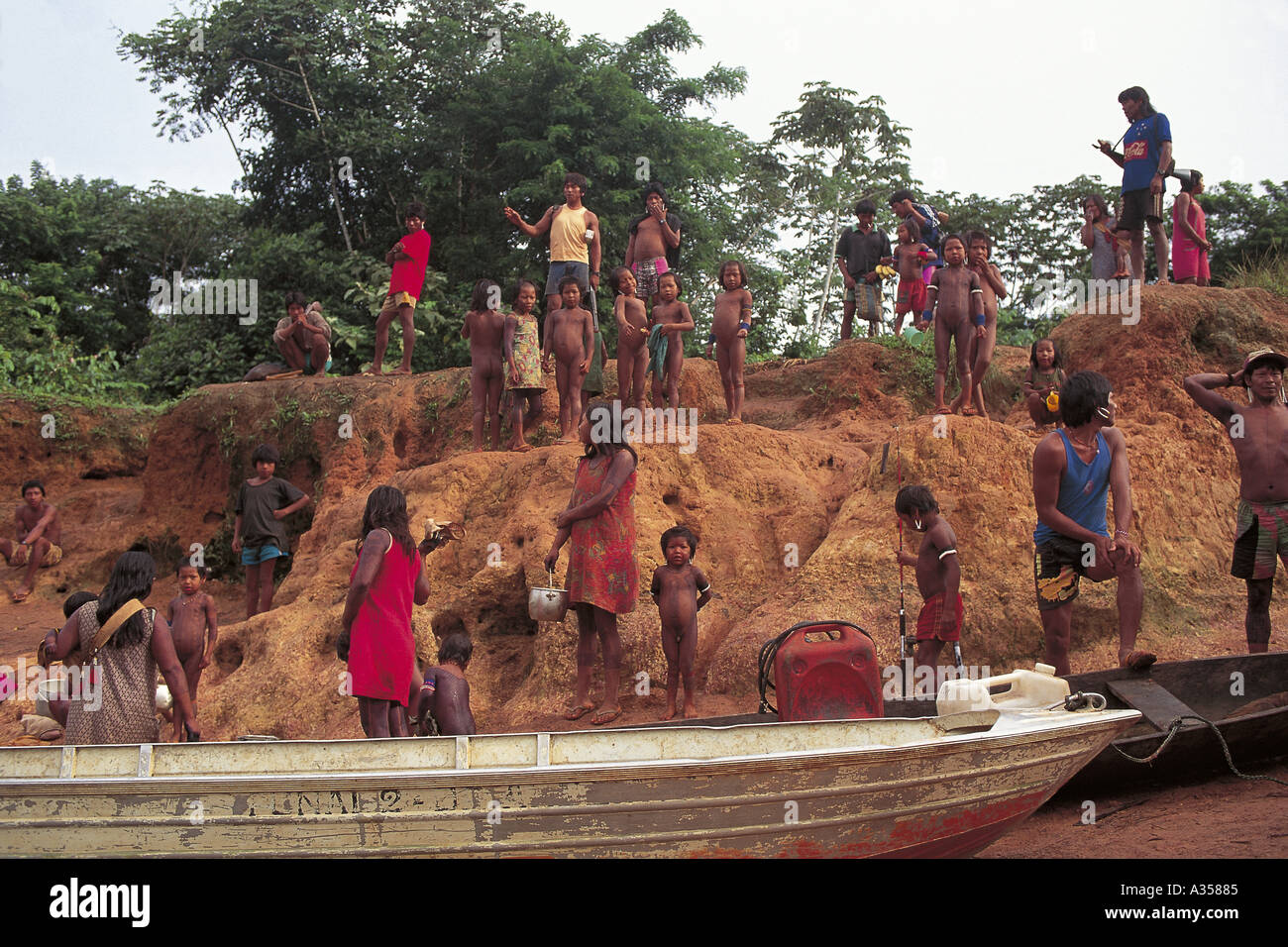 Ein Ukre Dorf Brasilien Kayapo Männer, Frauen und Kinder am Flussufer einige mit Kochtöpfe Stockfoto