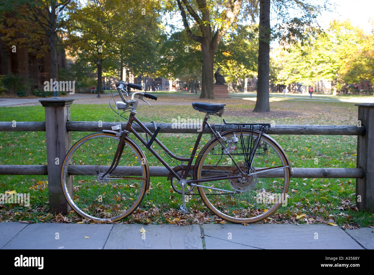 Student-Fahrrad ruht auf einem Zaun an der Yale University New Haven Connecticut USA Stockfoto