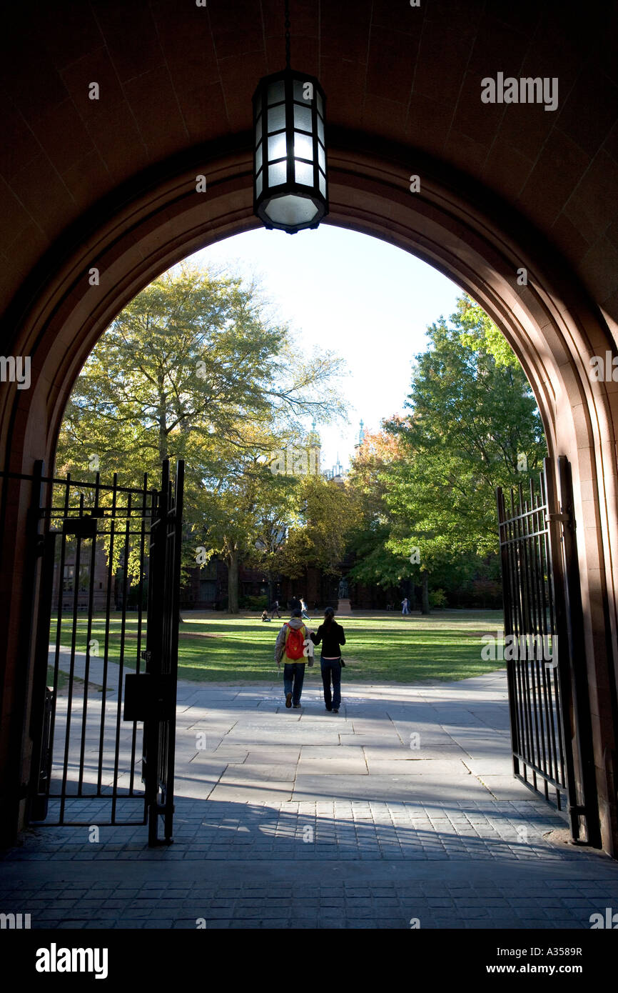 Schüler durch einen Torbogen an der Yale University alten Campus New Haven Connecticut USA Stockfoto