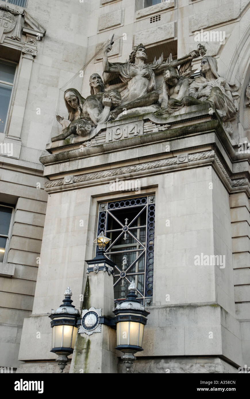 Statuen, die zum Gedenken an die Eisenbahner, die im ersten Weltkrieg vor dem Eingang zur Waterloo Station London gestorben Stockfoto