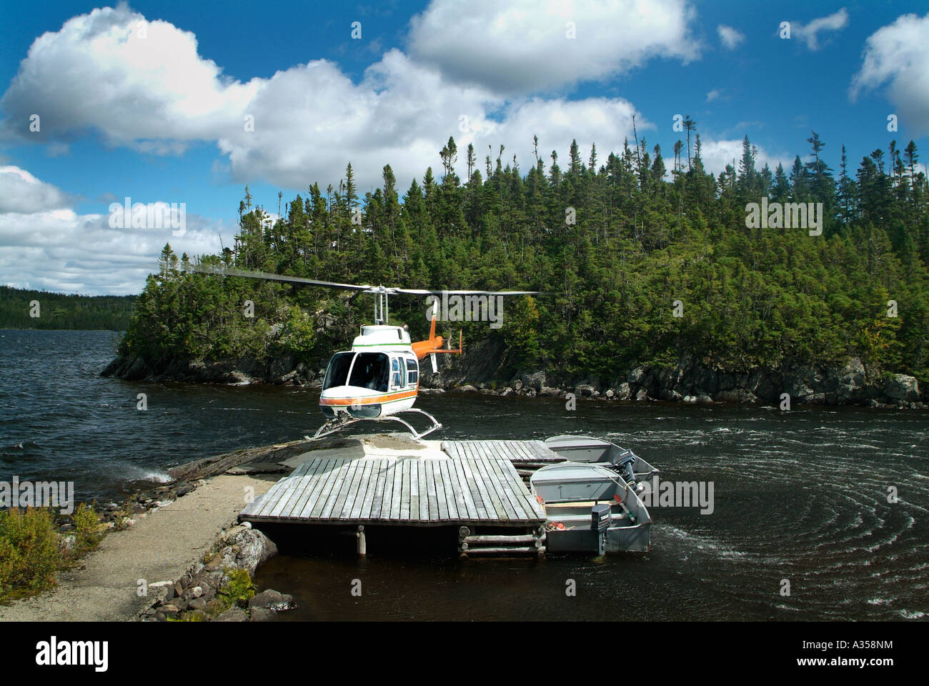 Ein Hubschrauber verlassen Kaegudeck Lake, Neufundland, Kanada. Stockfoto