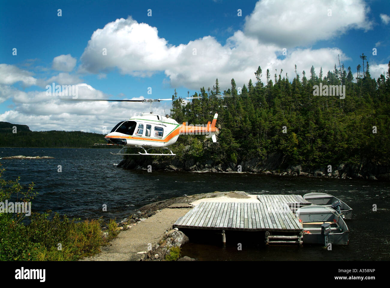 Ein Hubschrauber verlassen Kaegudeck Lake, Neufundland, Kanada. Stockfoto