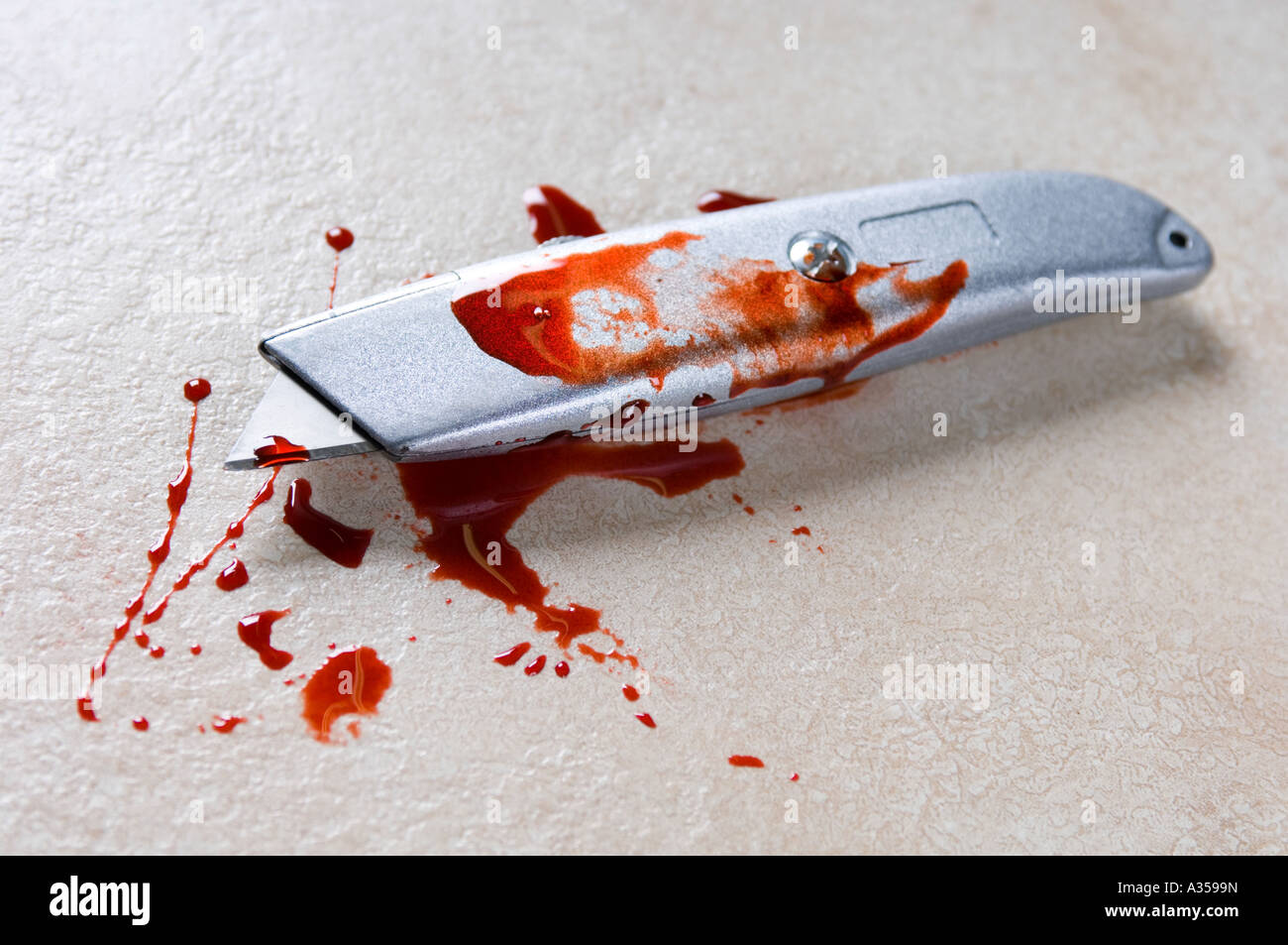 eine Stanley-Messer mit Blut Flecken drauf Stockfoto