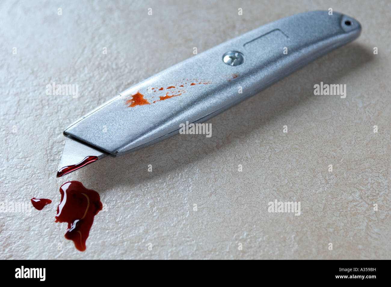 eine Stanley-Messer mit Blut Flecken drauf Stockfoto