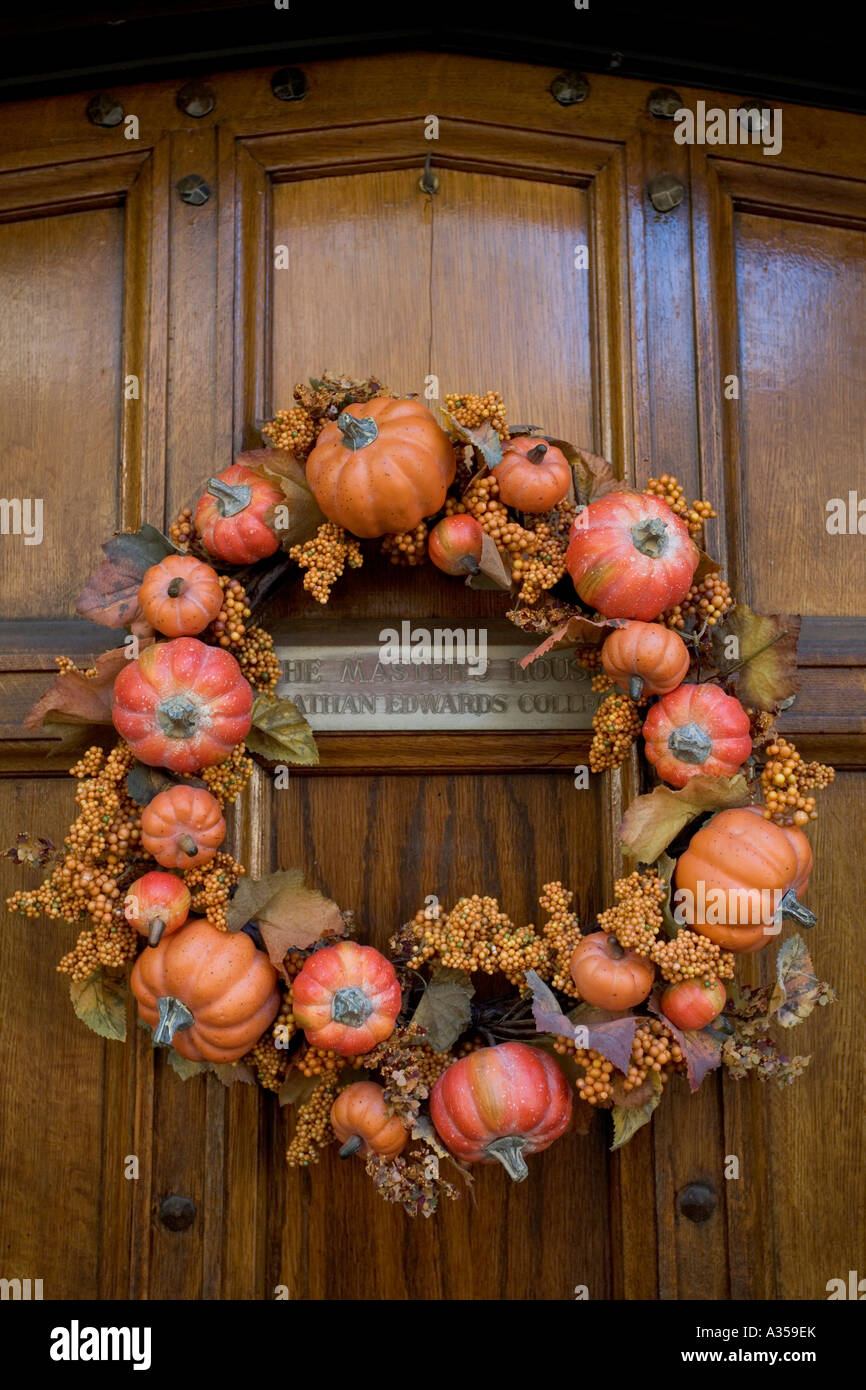 Eingangsbereich zu Davenport College Yale University Türen dekoriert mit Herbstkranz Stockfoto
