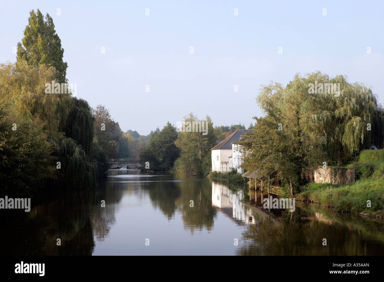 Blick auf den Kanal in Pontivy in Bretagne Frankreich Stockfoto