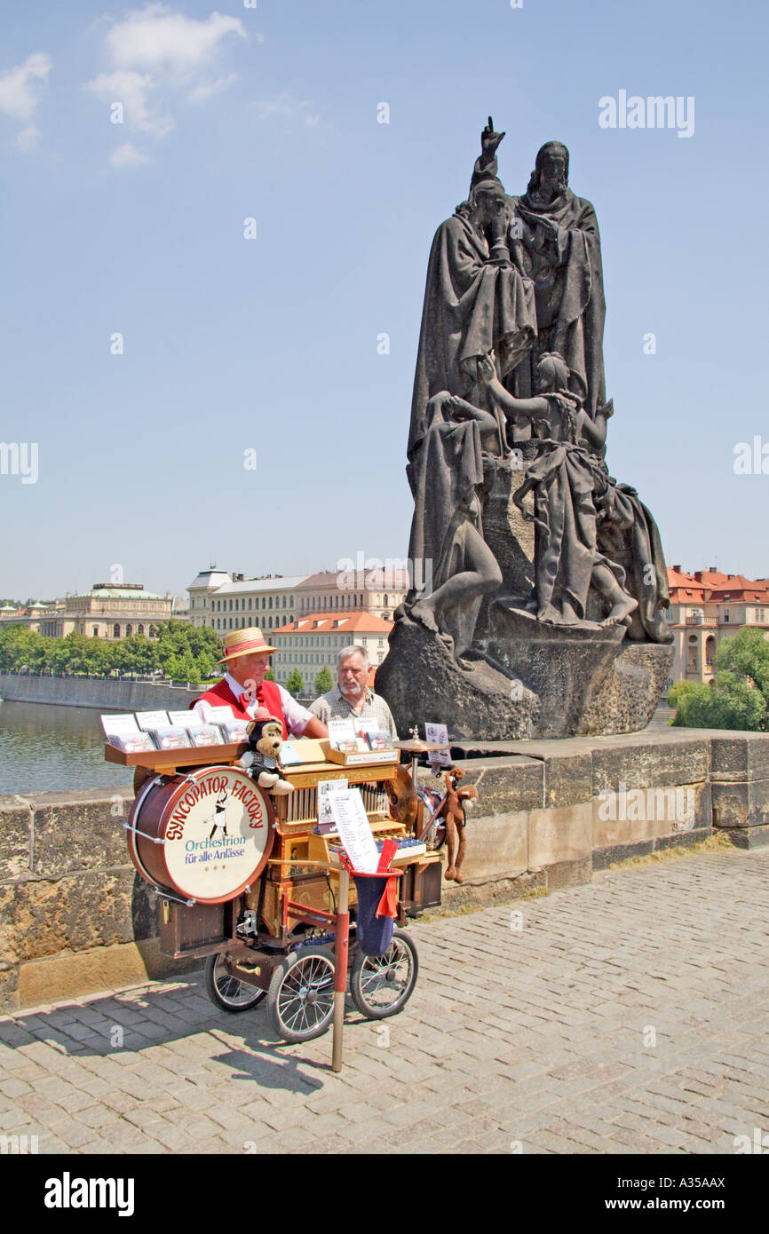 Straßenkünstler auf der Karlsbrücke, Prag Stockfoto