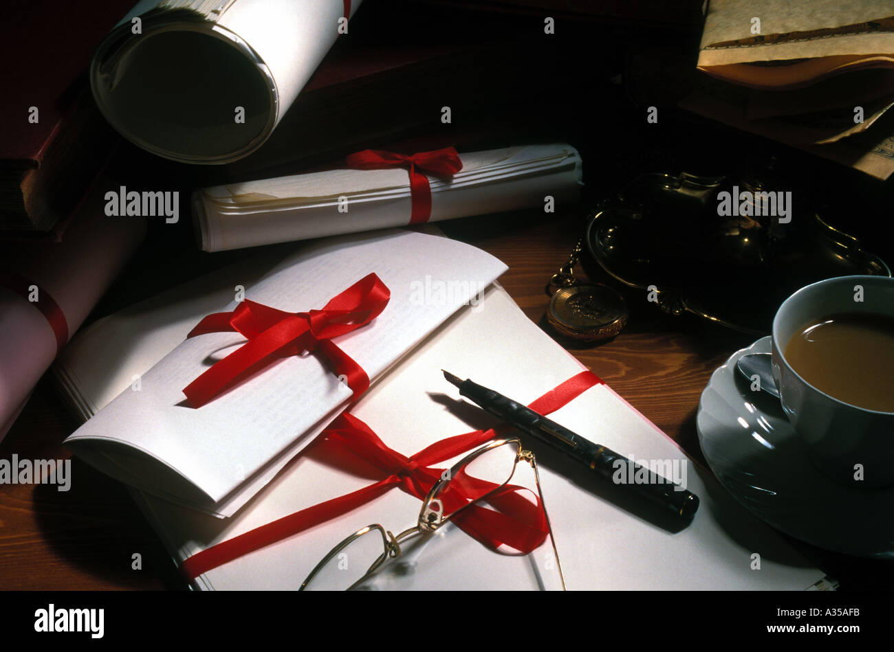 Altmodischer Anwalts-Schreibtisch mit Bürokratiepapier Stockfoto