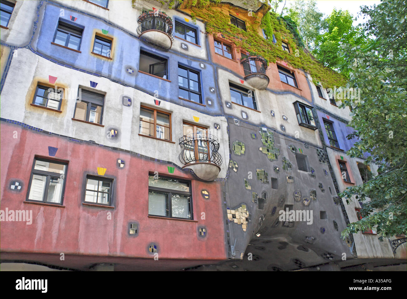 Die Hundertwasser-House in Wien, abgeschlossen im Jahr 1986 mit seiner unregelmäßigen Konstruktion bietet 52 Wohneinheiten Stockfoto