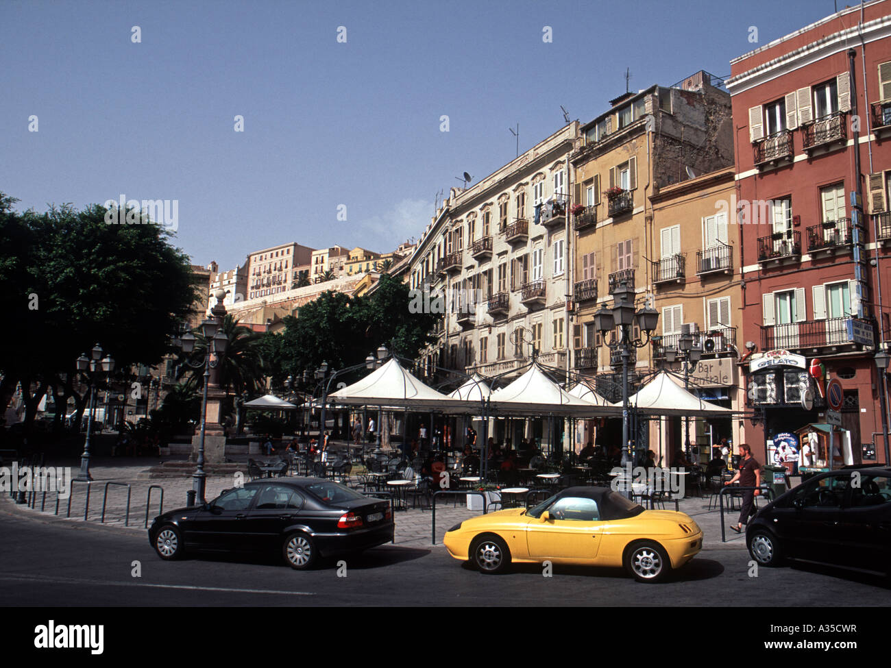 Bars und Cafés auf der Piazza Yenne bei Cagliari Stockfoto