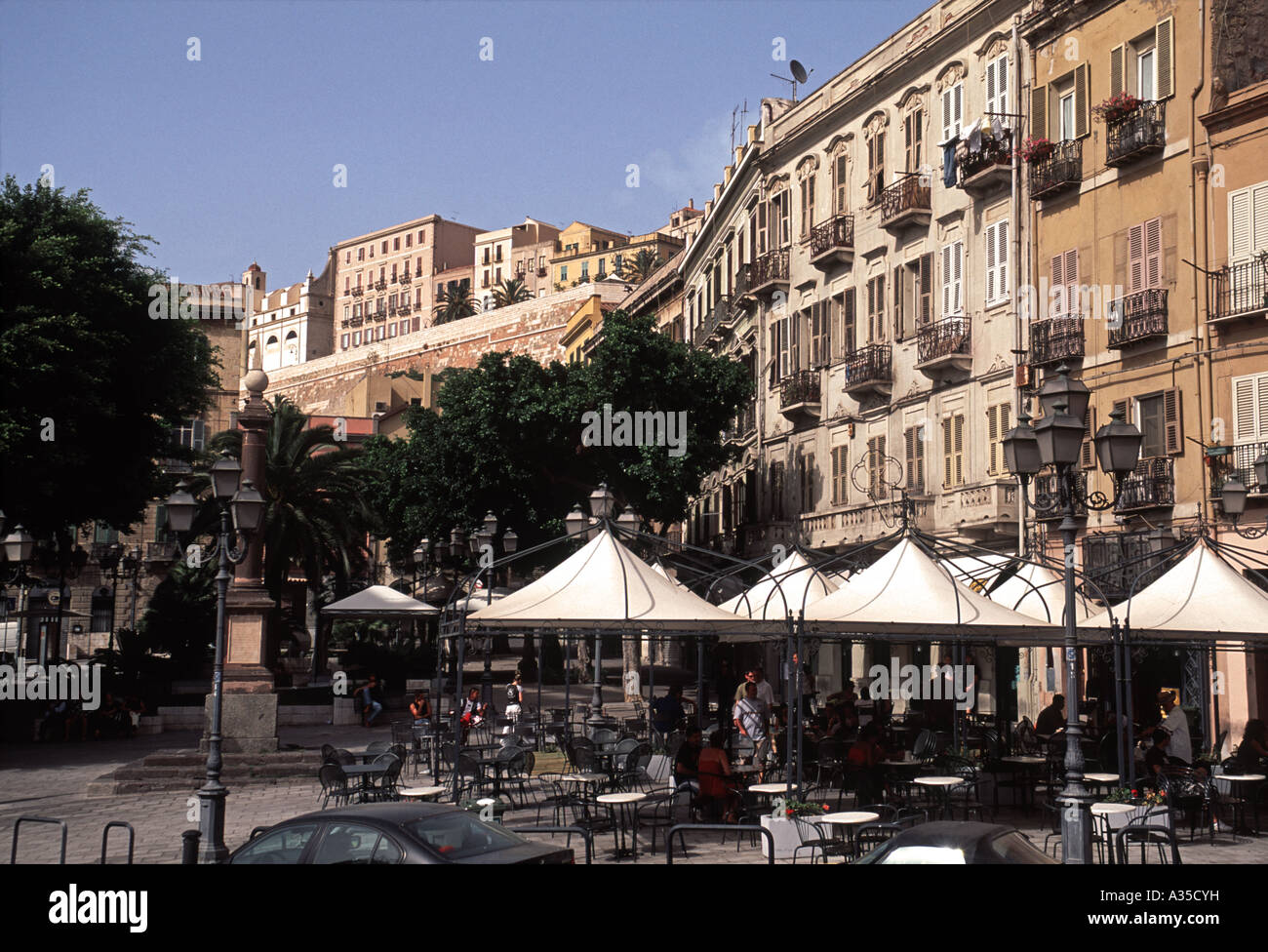 Bars und Cafés auf der Piazza Yenne bei Cagliari Stockfoto