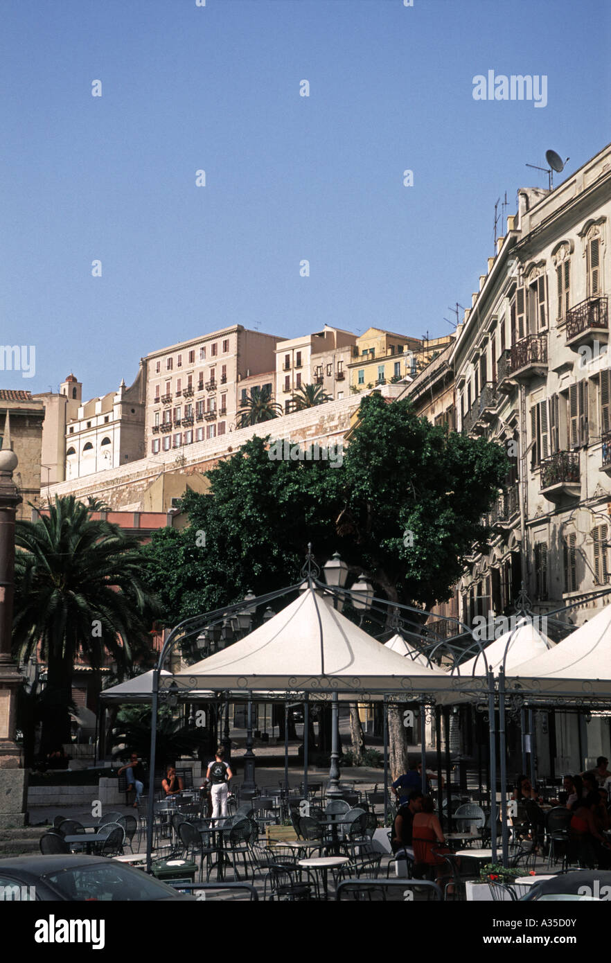 Bars und Cafés auf der Piazza Yenne bei Cagliari Stockfoto