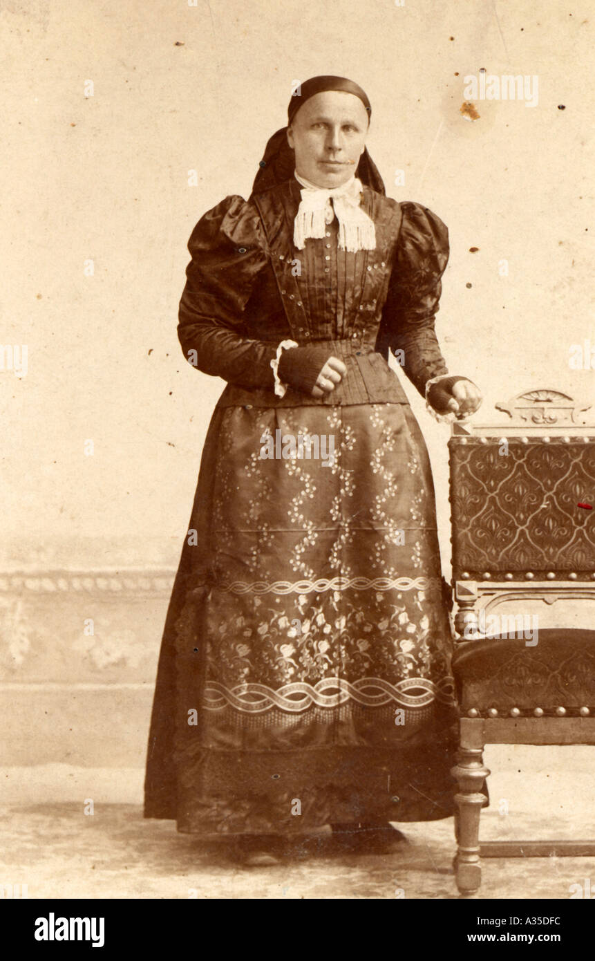 Historisches Bild drehen des Jahrhunderts 1900 Frau Dree Kleidung Tracht stehende Volkskundler Stockfoto