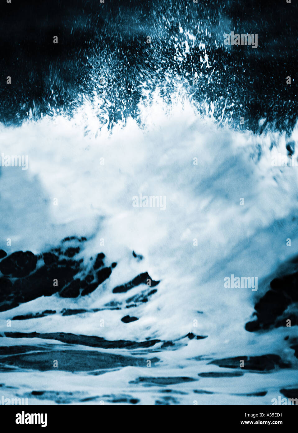 Angry Sea. Abstürzende Wellen. Meeresschaum. Stürmisches Wetter. Stockfoto