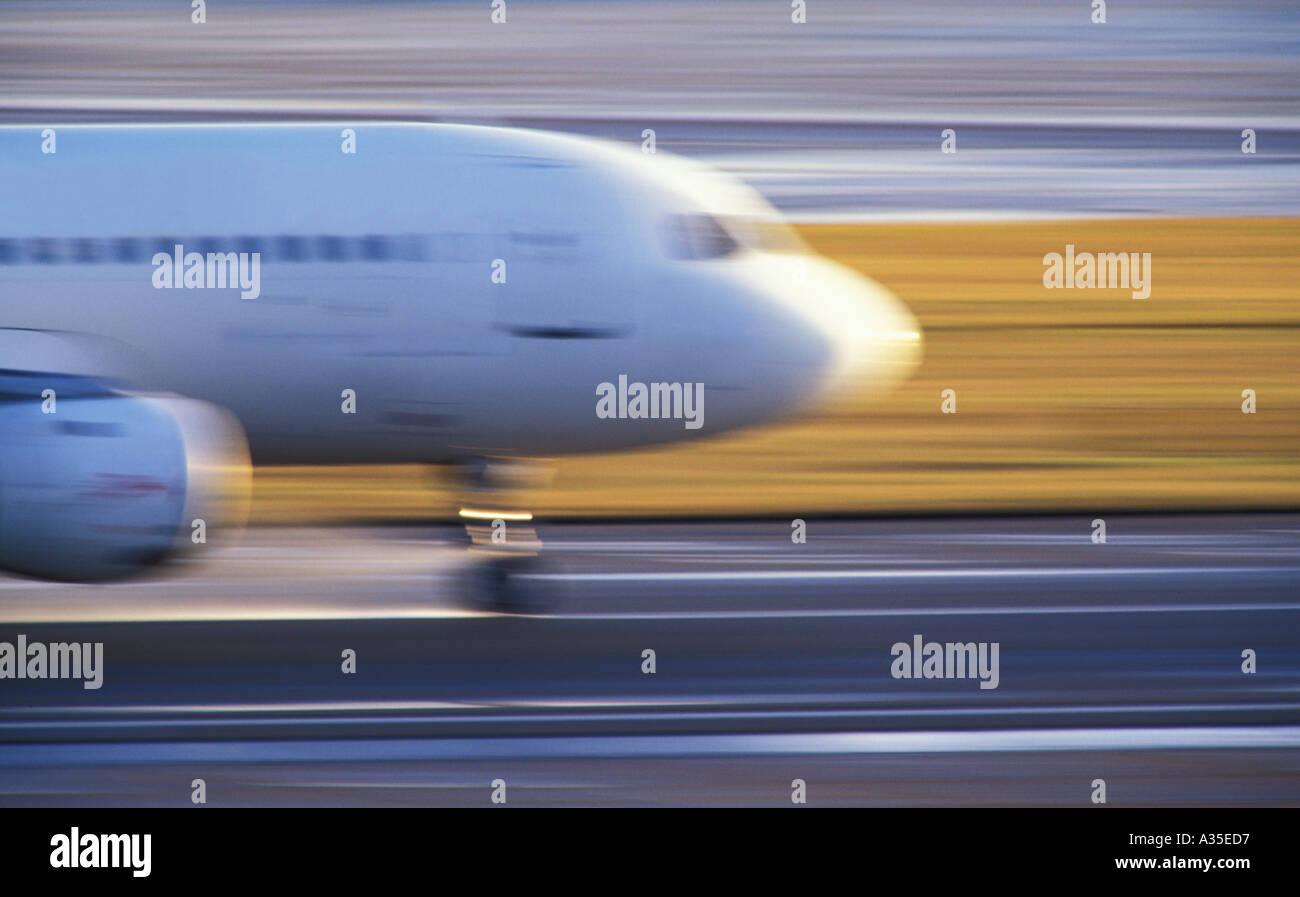 Flugzeuglandung. Flugzeug auf der Landebahn. Geschwindigkeit. Bewegungsunschärfe. Nahaufnahme. Verschwommener Hintergrund. Stockfoto