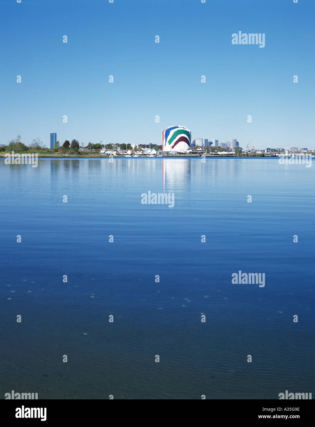 Eine Ansicht vom Strand Tenean Quincy, Massachusetts. An der Küste können die Rainbow Gas Tank in Dorchester gesehen werden. Stockfoto