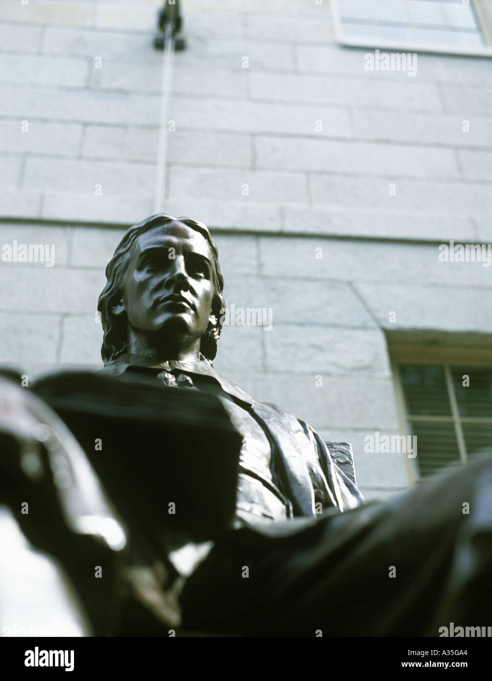Die Statue der Universität Gründer John Harvard in Harvard Yard Stockfoto Die Statue der Universität Gründer John Harvard in Harvard Yard Stockfoto