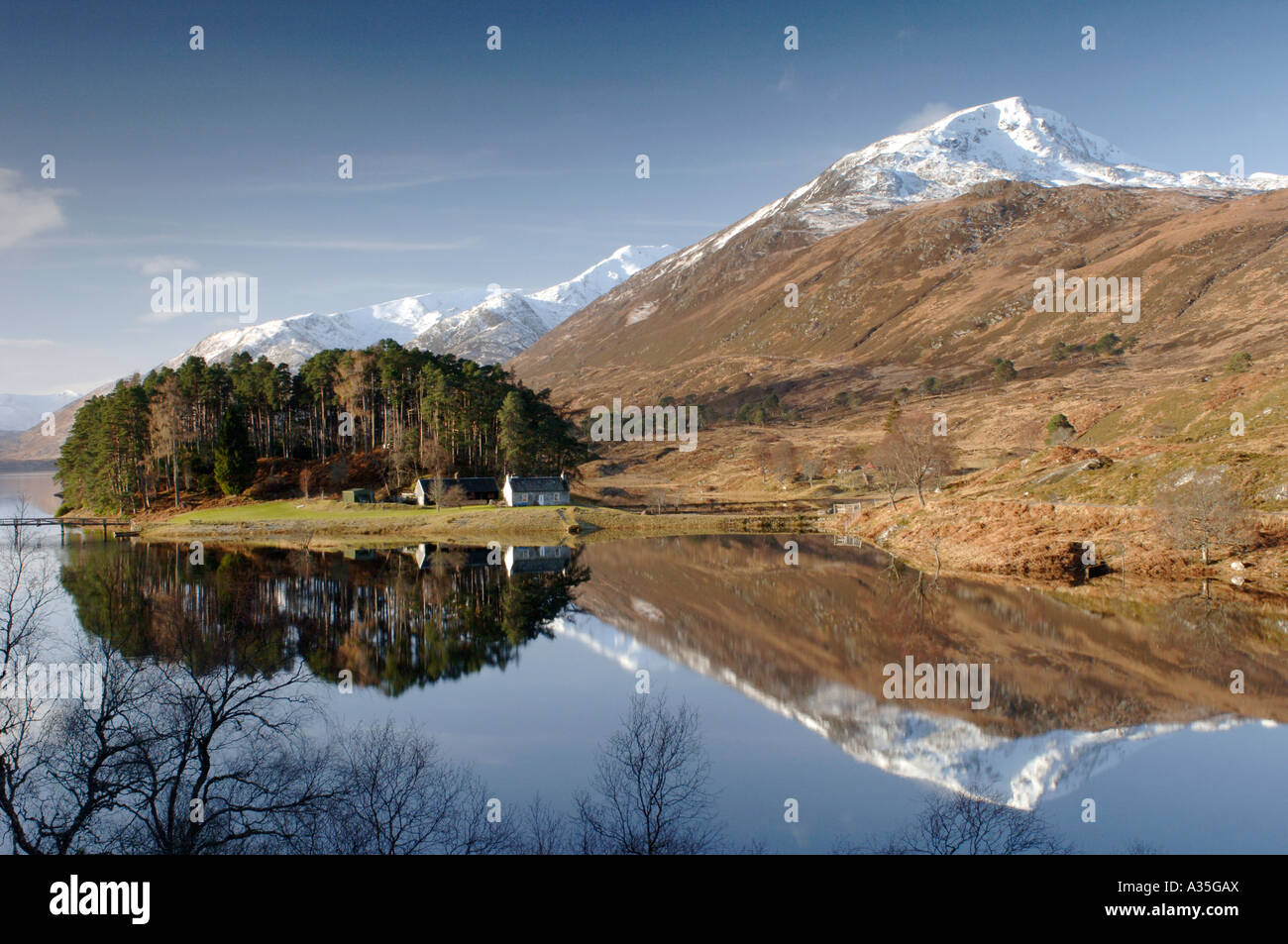 Spiegelreflexionen Mam Sodhail Berges am Loch Beinn ruhig ein Mheadhoin Glen Affric Inverness-Shire.  XPL 4506-426 Stockfoto