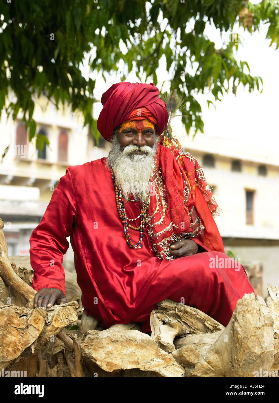 Indischen Mann gekleidet in feinen roten Kleidern in Jaipur, Indien Stockfoto