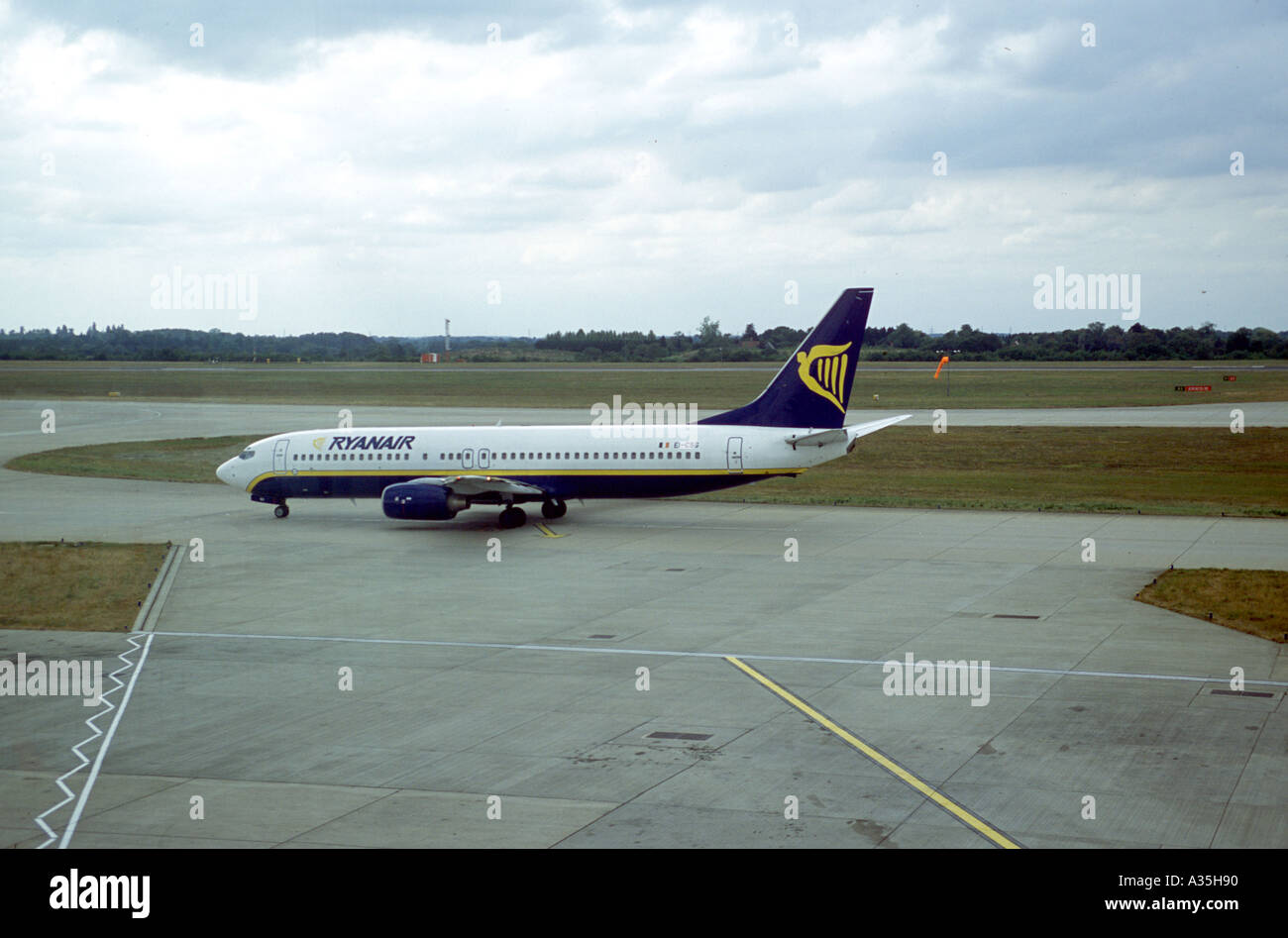 Eine Ryanair kommerzielle Passagierjet nördlich von London Stansted Flughafen Stockfoto