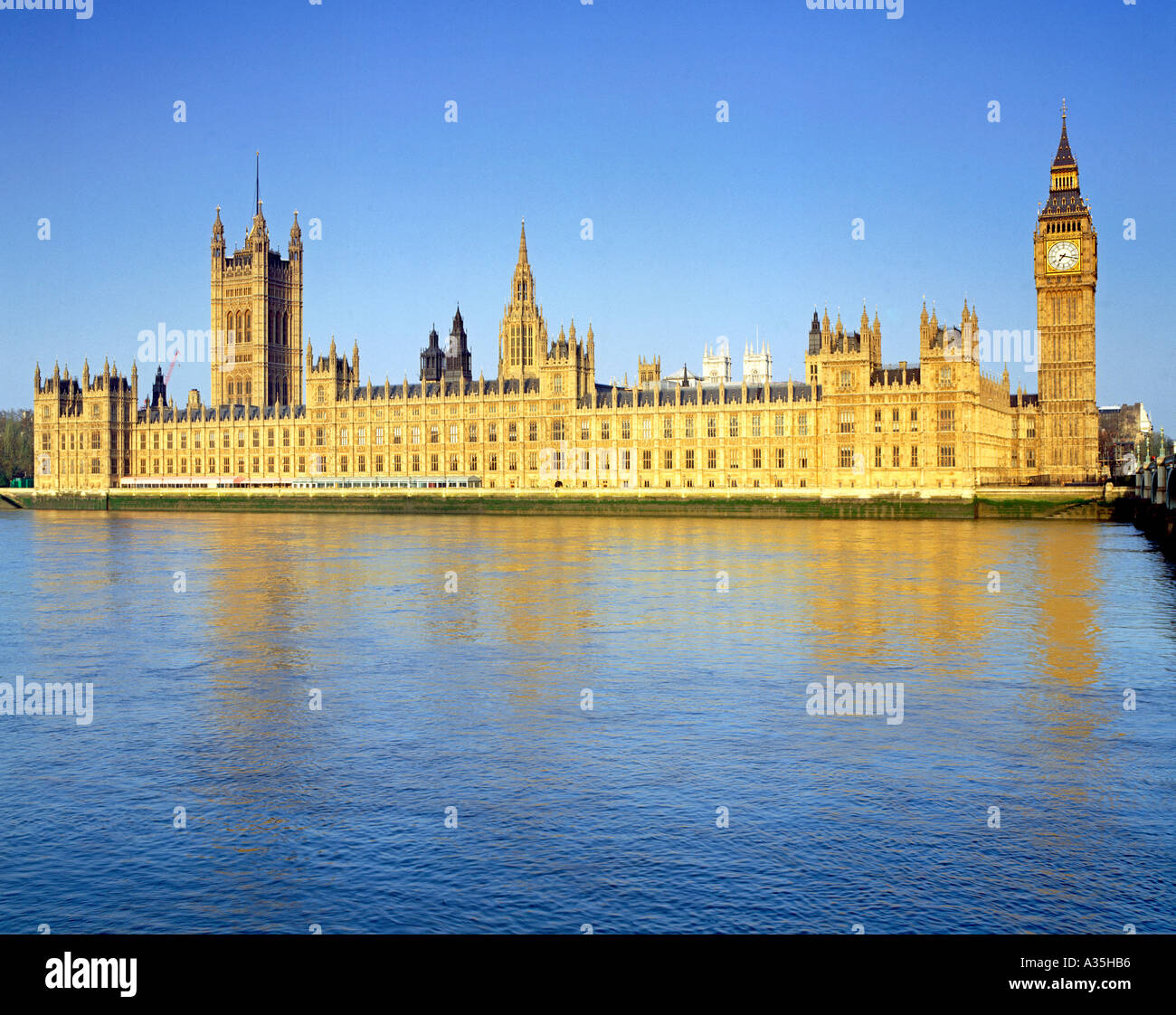Die Houses of Parliament und Big Ben, die über den Fluss Themse in London zu sehen. Stockfoto