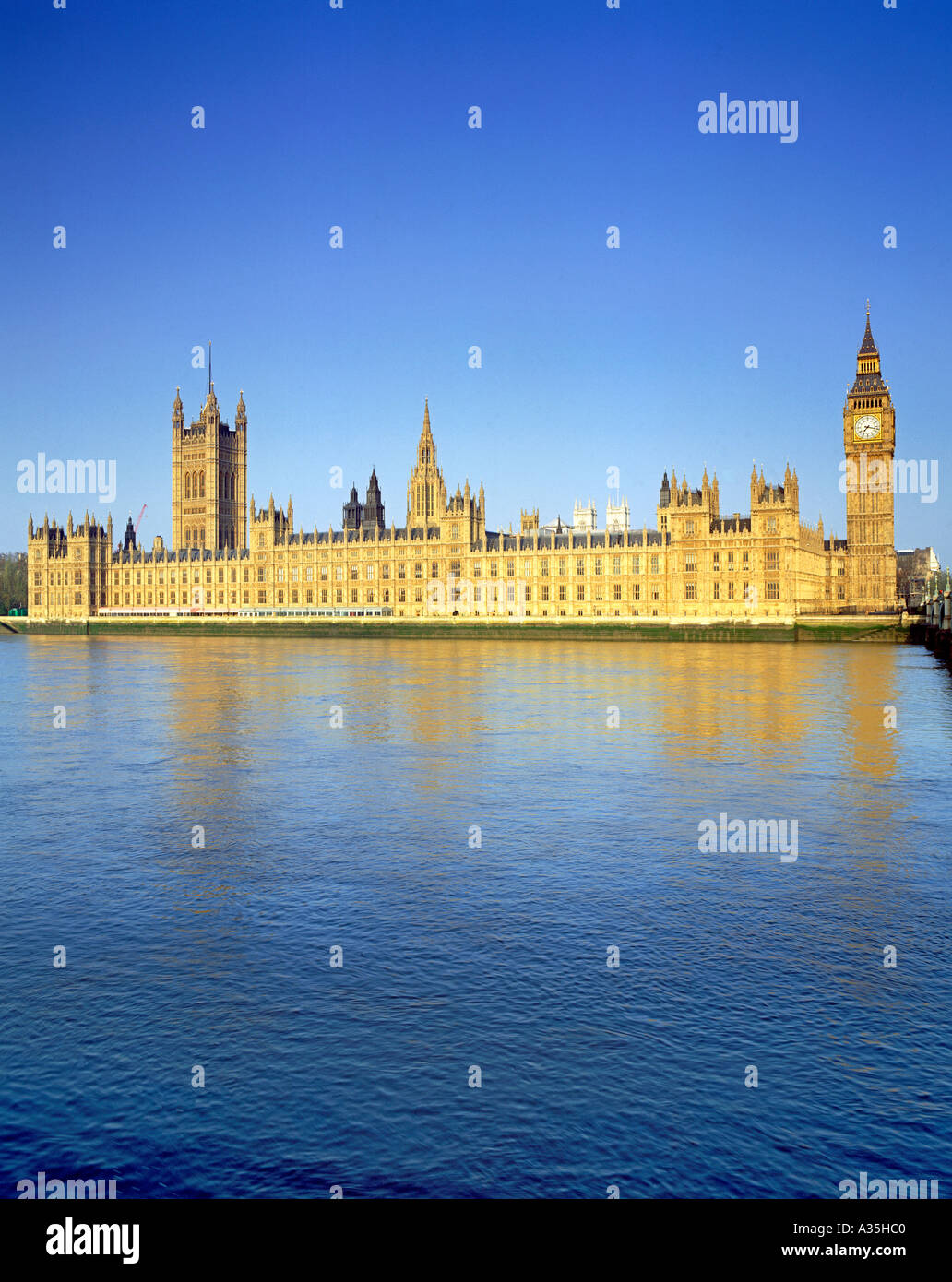 Die Houses of Parliament und Big Ben, die über den Fluss Themse in London zu sehen. Stockfoto