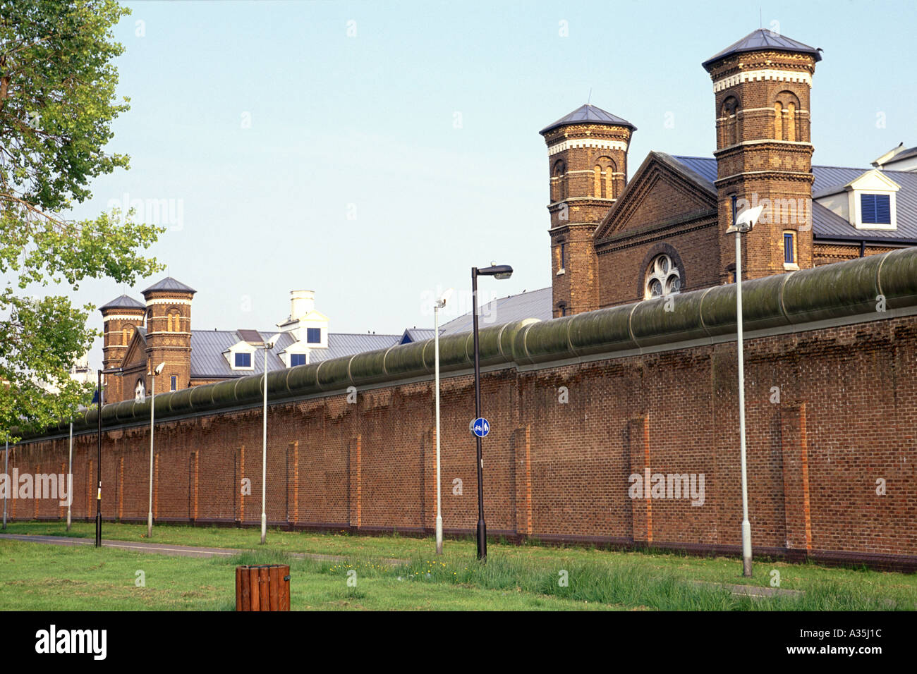 Die Mauer um Wormwood Scrubs-Gefängnis in London. Stockfoto