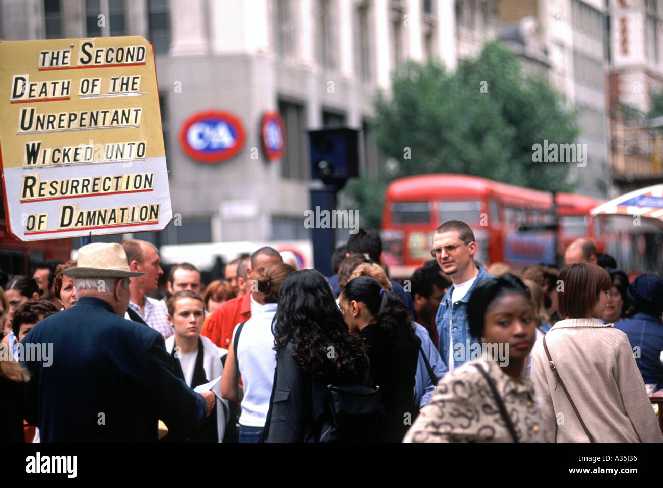 Massen von Menschen in der Londoner Oxford Street. Stockfoto