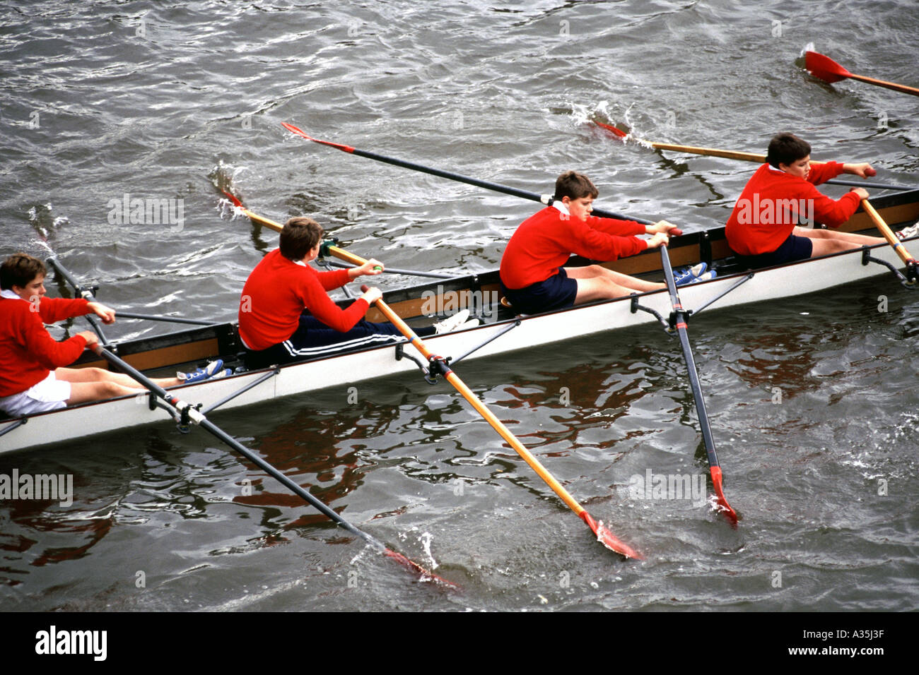 Vier Kinder Rudern an der Themse in London. Stockfoto