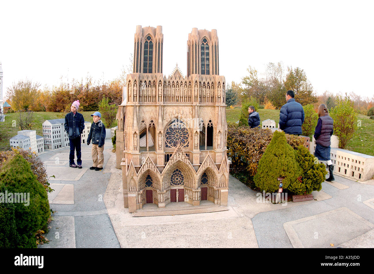 Paris, Frankreich, Kinder Besuch des Freizeitpark France Miniature Architekturmodelle französischer Denkmäler in Elancourt, Kathedrale von Reims Stockfoto