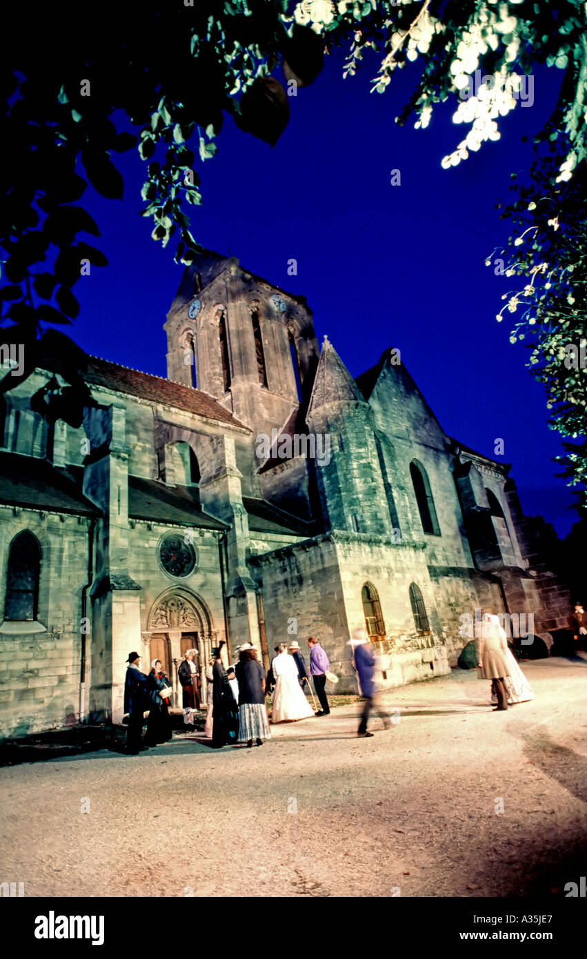 Paris Frankreich, Gruppe von Einheimischen in Kostümen bei Nacht, katholische Kirche Vincent Van Gogh 'L'Eglise d'Auvers sur Oise' Show Stockfoto