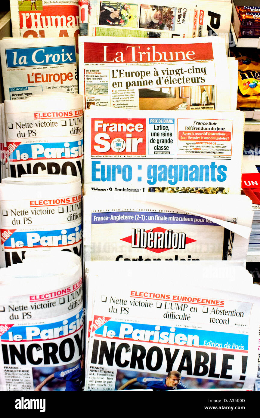 Paris France, Lokale Presse Kiosk News Stand, Französische Daily Media, Alte Zeitungen „Unglaublich!“ kiosque à Journaux, alte französische Zeitung Stockfoto