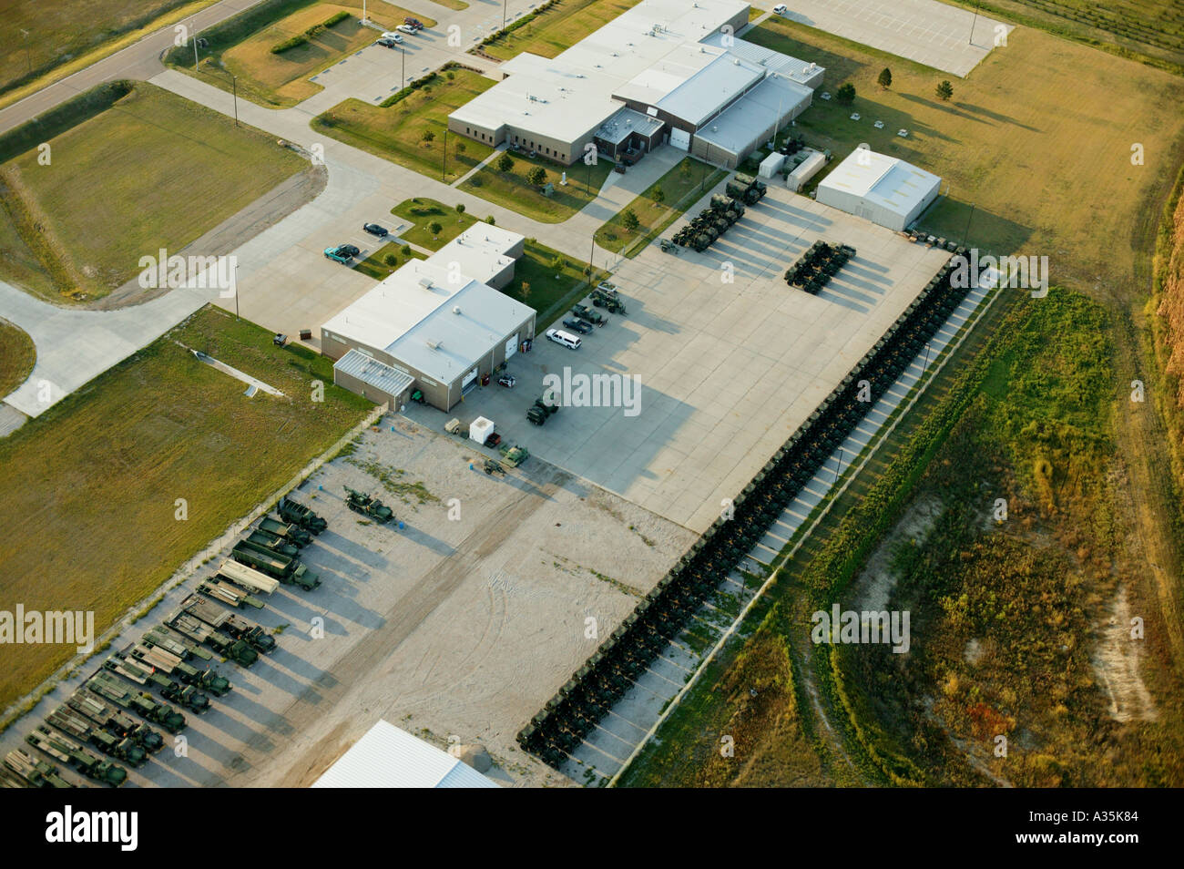 Luftaufnahmen von Gebäuden, Parkplätzen und Fahrzeuge im Reserve-Schulungszentrum in Kearney, NE Stockfoto