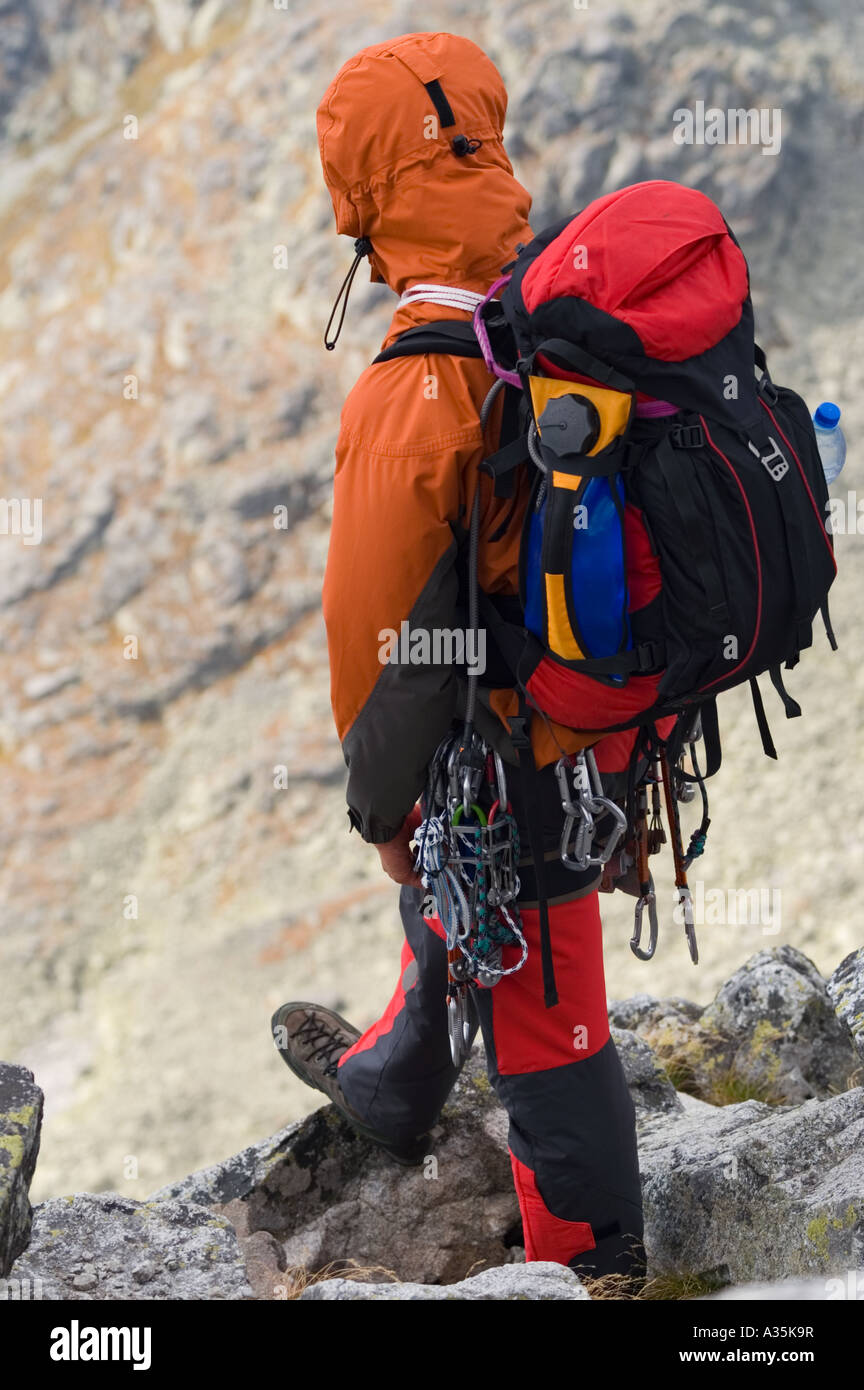 Eine Kletterrose mit moderner Ausrüstung auf dem Gipfel des Berges Vychodna Vysoka (östliche Vysoka). Stockfoto